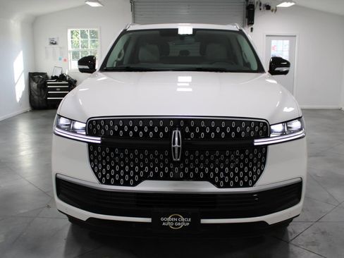 New 2025 Lincoln Navigator L Reserve image 2