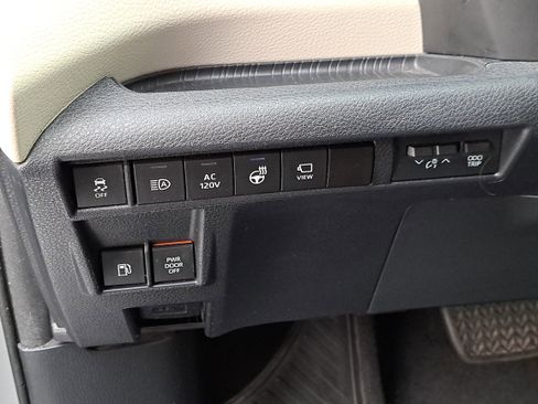 Certified 2021 Toyota Sienna Platinum image 24