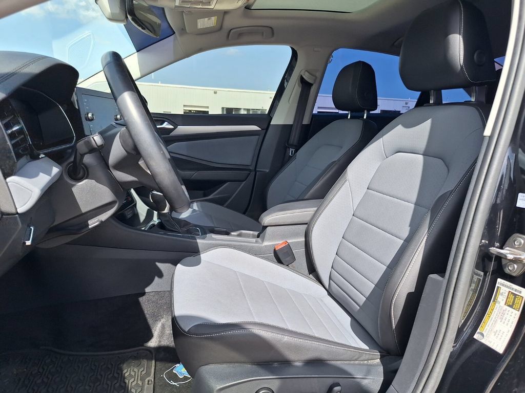 Used 2025 Volkswagen Jetta SE FWD image 13