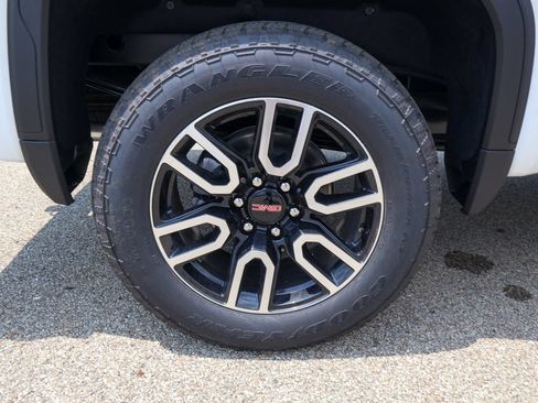New 2026 GMC Sierra 1500 AT4 w/ AT4 Premium Package AWD/4WD image 32