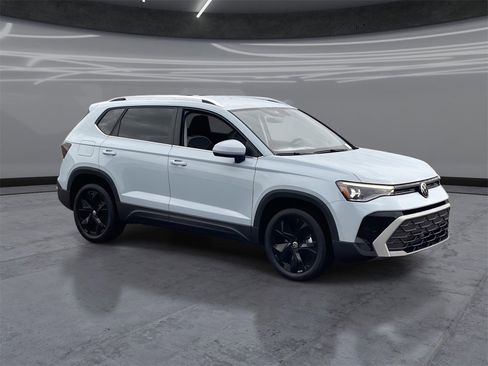 New 2026 Volkswagen Taos SE image 2