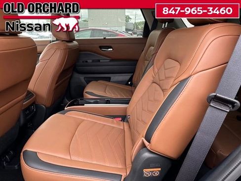 Used 2024 Nissan Pathfinder Platinum image 9