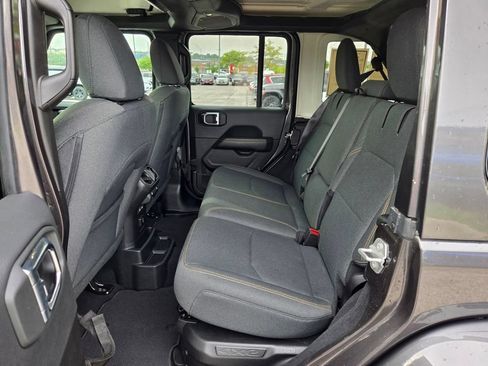 Used 2025 Jeep Wrangler Unlimited Sahara AWD/4WD image 27