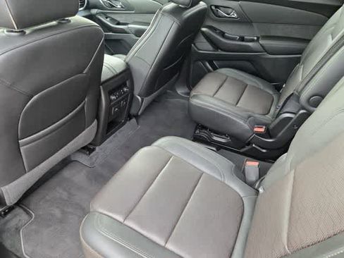 Used 2023 Chevrolet Traverse High Country FWD image 12