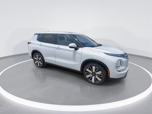 New 2025 Mitsubishi Outlander SE image 2