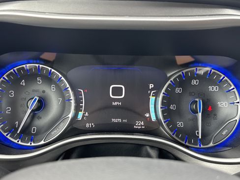 Used 2024 Chrysler Pacifica Touring-L FWD image 11