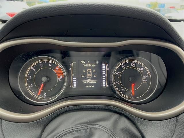 Used 2017 Jeep Cherokee Latitude w/ Cold Weather Group AWD/4WD image 17