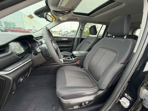 Used 2023 Jeep Grand Cherokee Laredo AWD/4WD image 17
