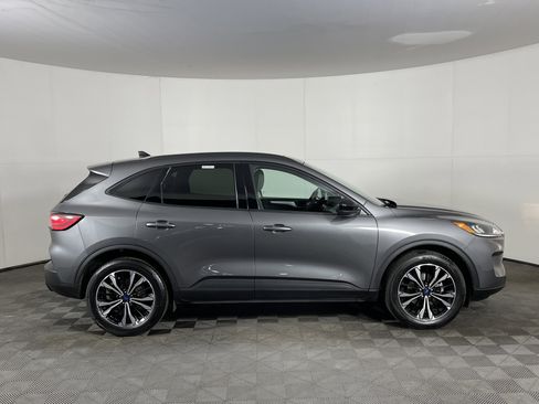 Used 2022 Ford Escape SE w/ SE Sport Appearance Package image 5