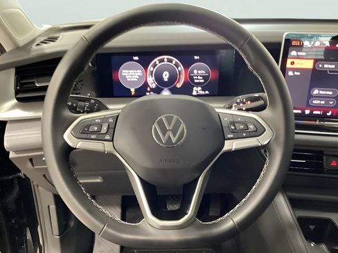 Certified 2025 Volkswagen Tiguan SE w/ Panoramic Sunroof Package AWD/4WD image 7