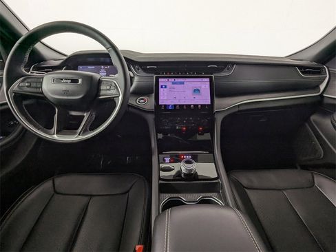 Used 2025 Jeep Grand Cherokee Limited w/ Luxury Tech Group II image 15