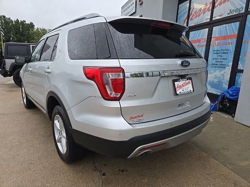 Used 2017 Ford Explorer XLT image 11