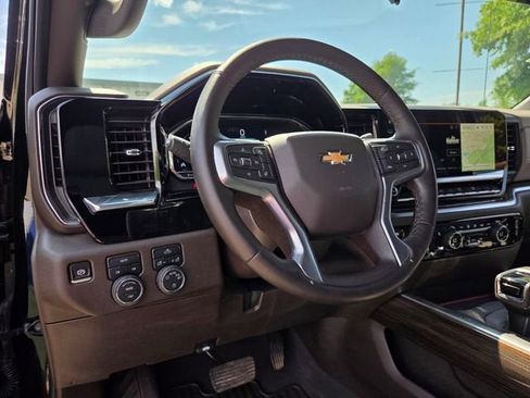 Used 2025 Chevrolet Silverado 1500 LT w/ Leather Package AWD/4WD image 11