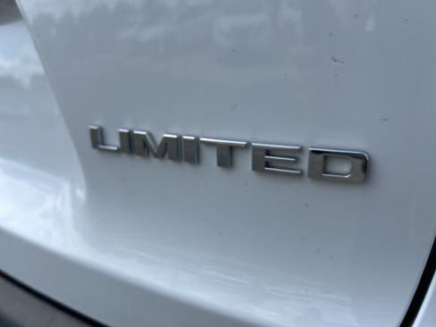 Used 2022 Jeep Cherokee Limited AWD/4WD image 29