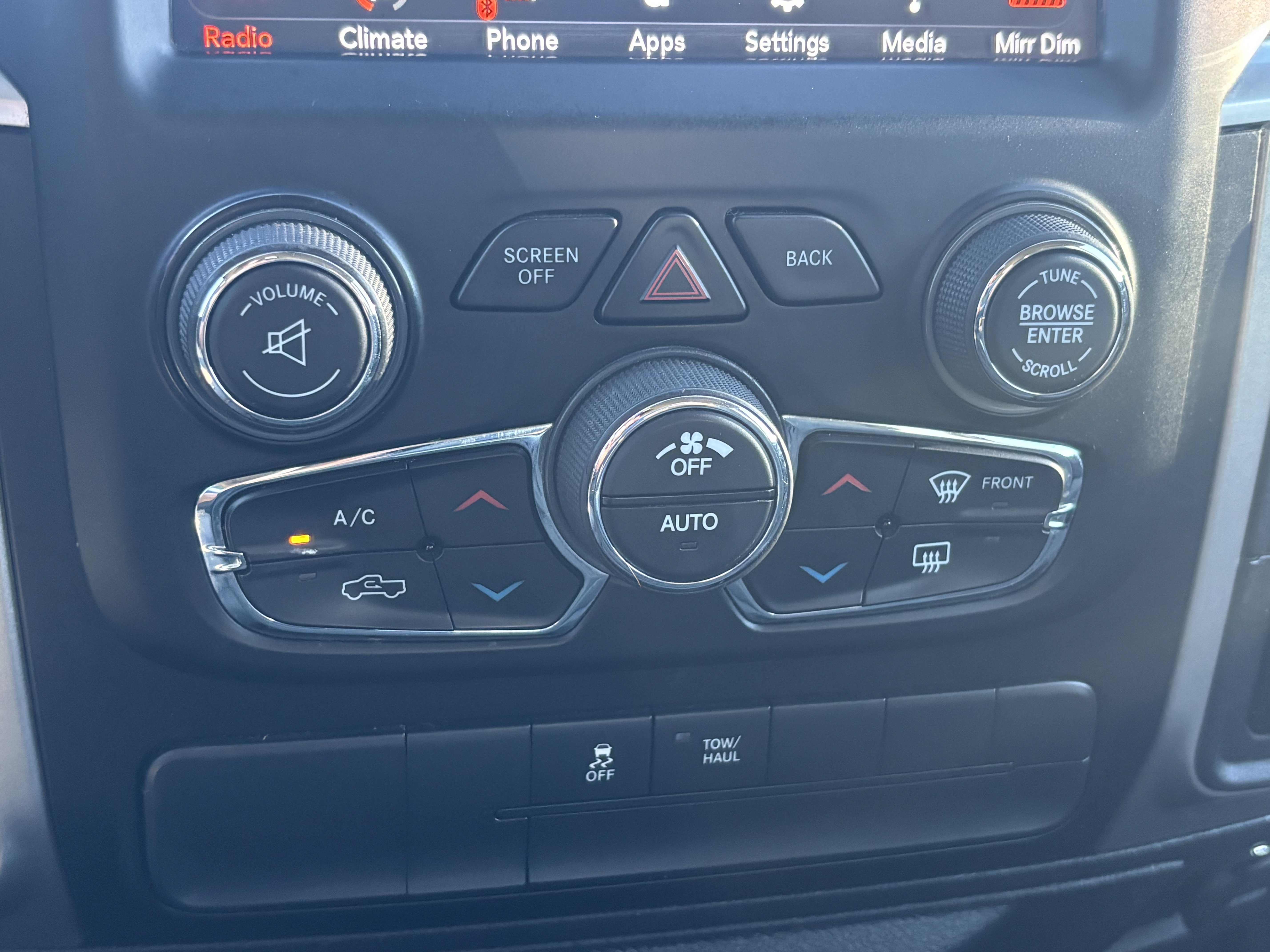 Used 2019 RAM 1500 Classic SLT w/ Luxury Group AWD/4WD image 18