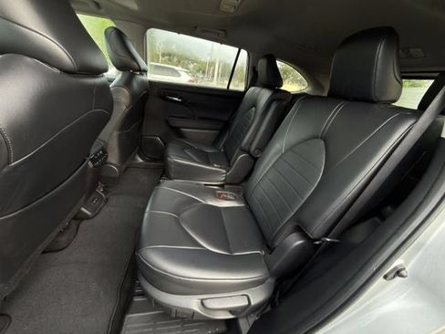 Used 2024 Toyota Highlander XLE AWD/4WD image 25
