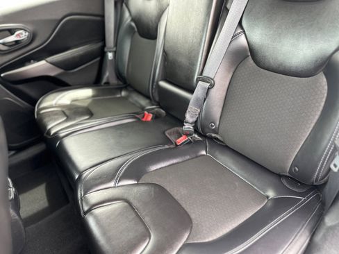 Used 2019 Jeep Cherokee Latitude Plus w/ Comfort/Convenience Group AWD/4WD image 40