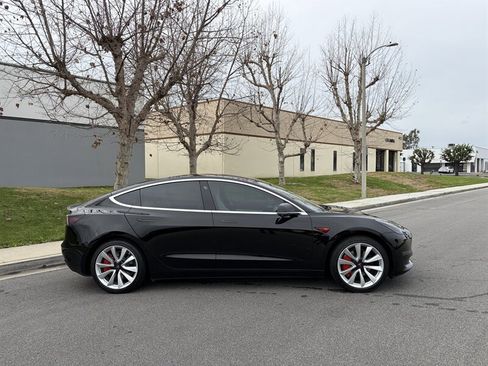 Used 2018 Tesla Model 3 Mid Range image 2