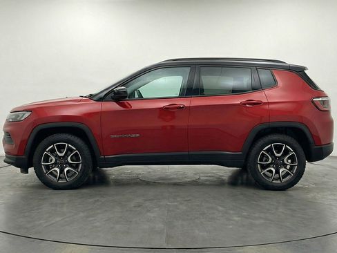 Used 2025 Jeep Compass Trailhawk AWD/4WD image 3