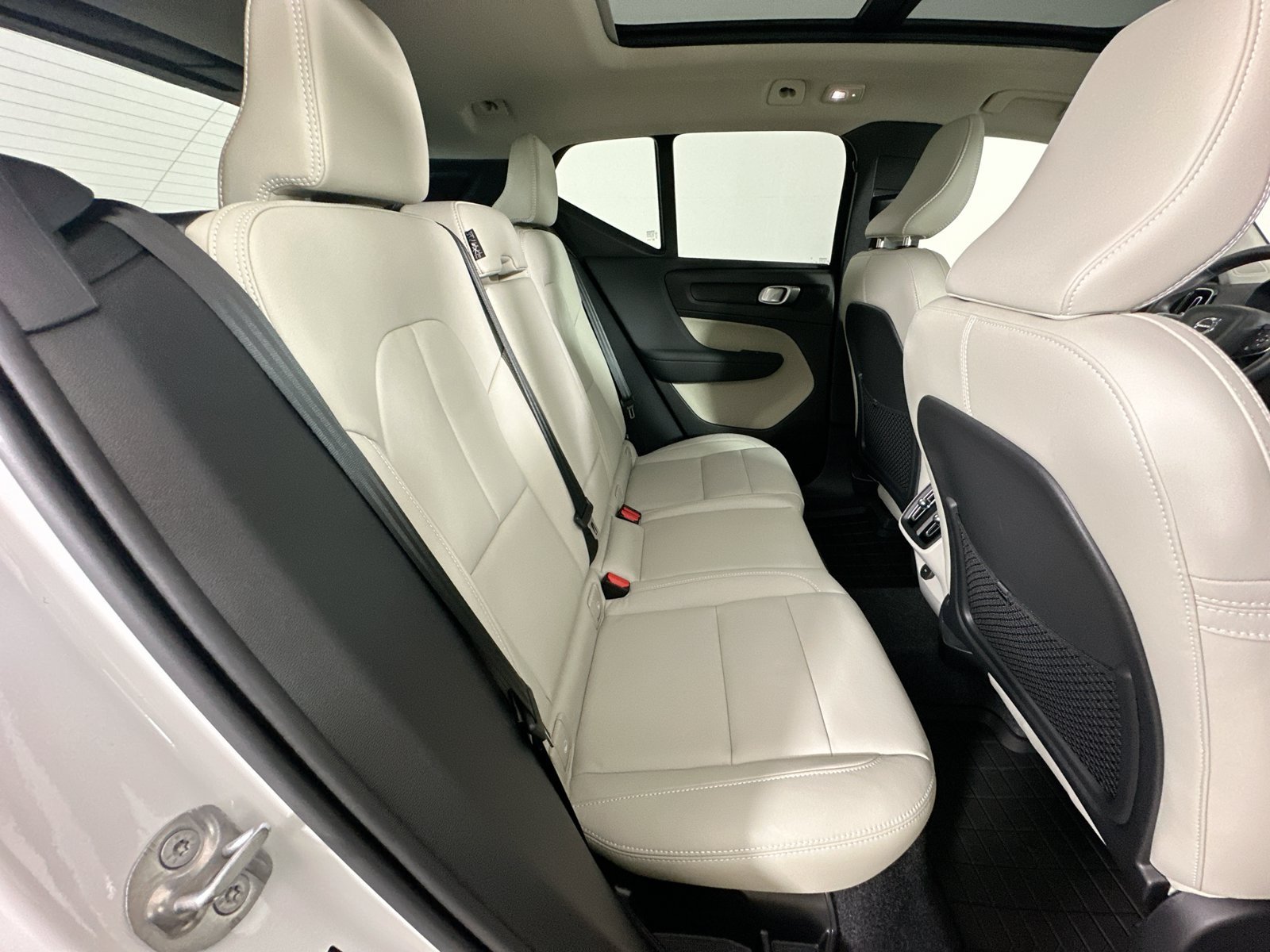 Certified 2025 Volvo XC40 B5 Ultra w/ Protection Package AWD/4WD image 40