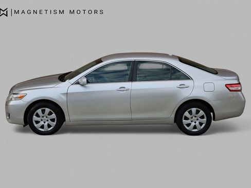 Used 2011 Toyota Camry LE image 2