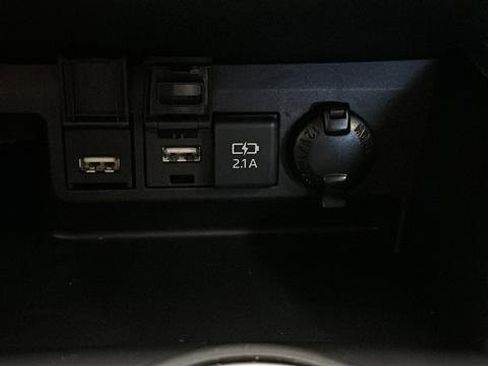 Used 2021 Toyota Highlander XLE AWD/4WD image 29