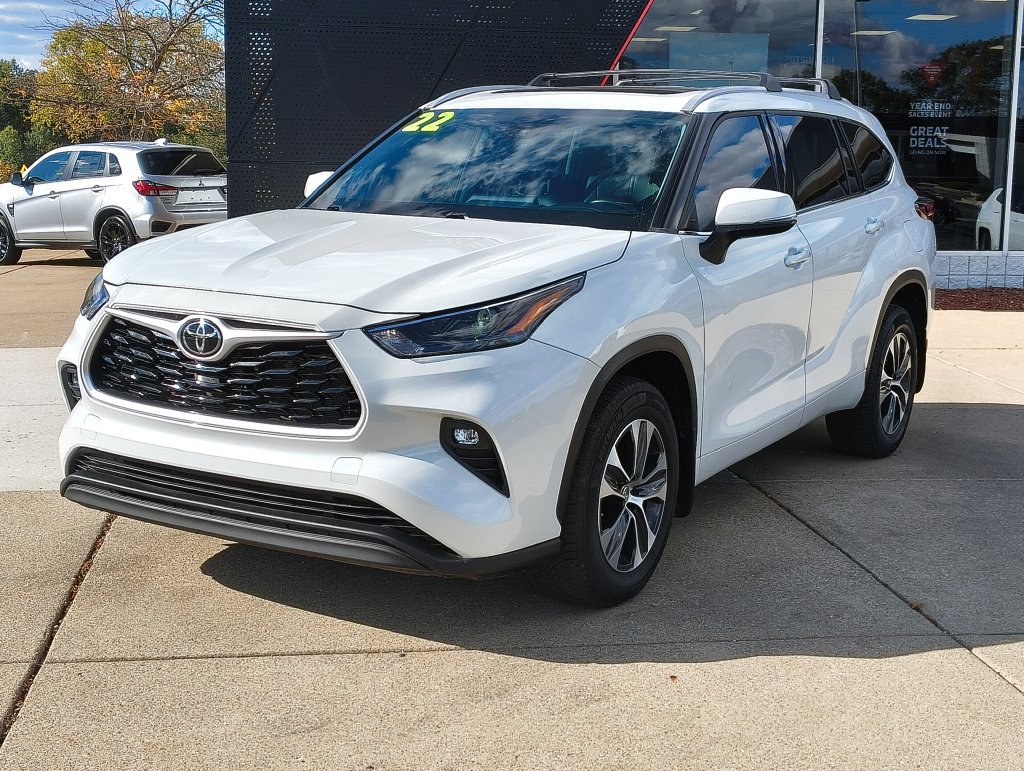 Used 2022 Toyota Highlander XLE AWD/4WD image 1