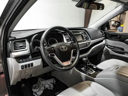 Used 2018 Toyota Highlander LE image 3