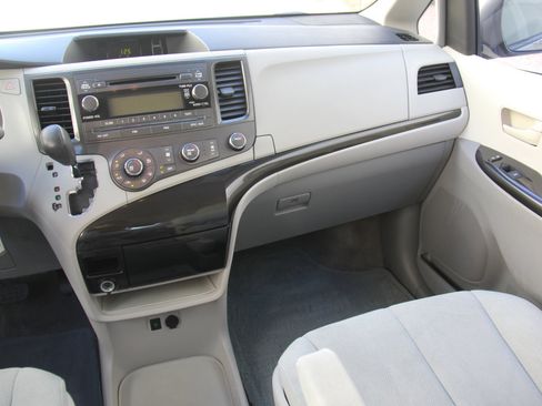 Used 2014 Toyota Sienna L image 10