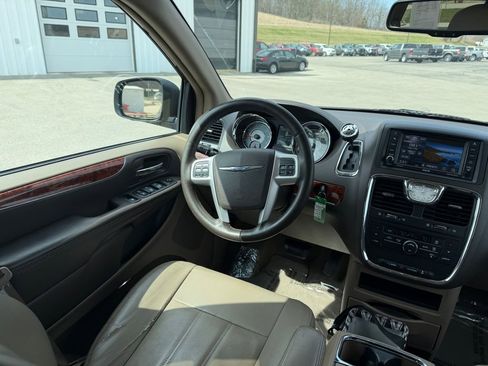 Used 2016 Chrysler Town & Country Touring image 19