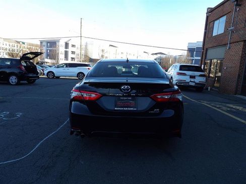 Used 2020 Toyota Camry SE w/ Sunroof Package image 7