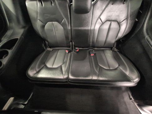 Used 2020 Chrysler Pacifica Touring-L FWD image 23