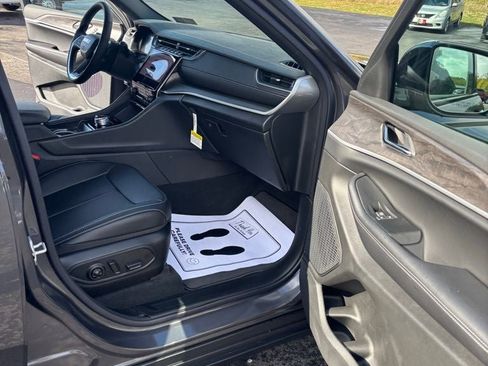 New 2025 Jeep Grand Cherokee Limited w/ Black Appearance Package image 22