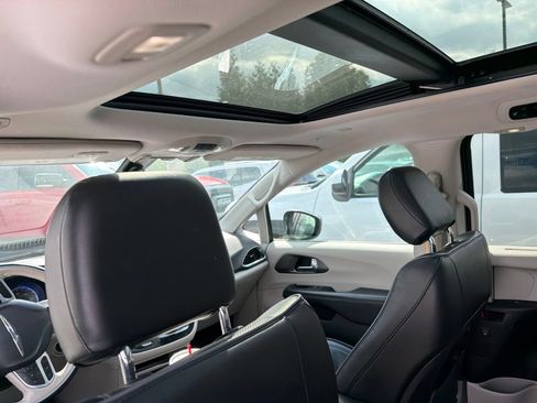 Used 2019 Chrysler Pacifica Limited FWD image 3