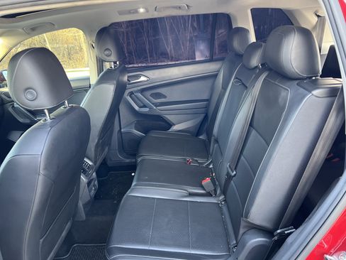 Used 2018 Volkswagen Tiguan SE w/ Panoramic Sunroof Package image 30