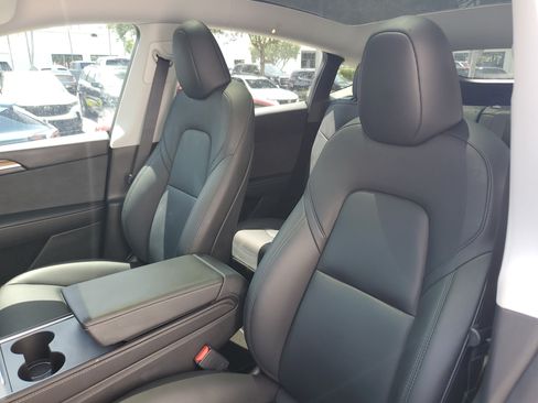 Used 2024 Tesla Model Y Long Range AWD/4WD image 18