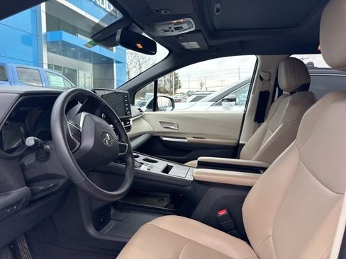 Used 2022 Toyota Sienna XLE w/ XLE Plus Package image 6
