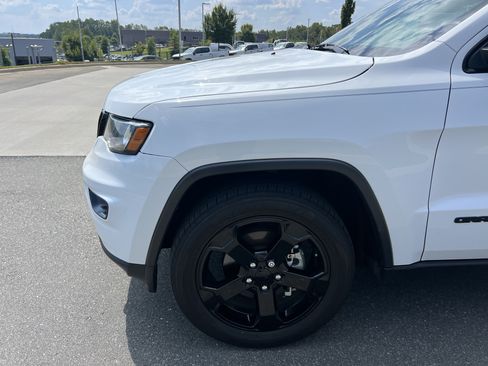 Used 2019 Jeep Grand Cherokee Laredo RWD image 8