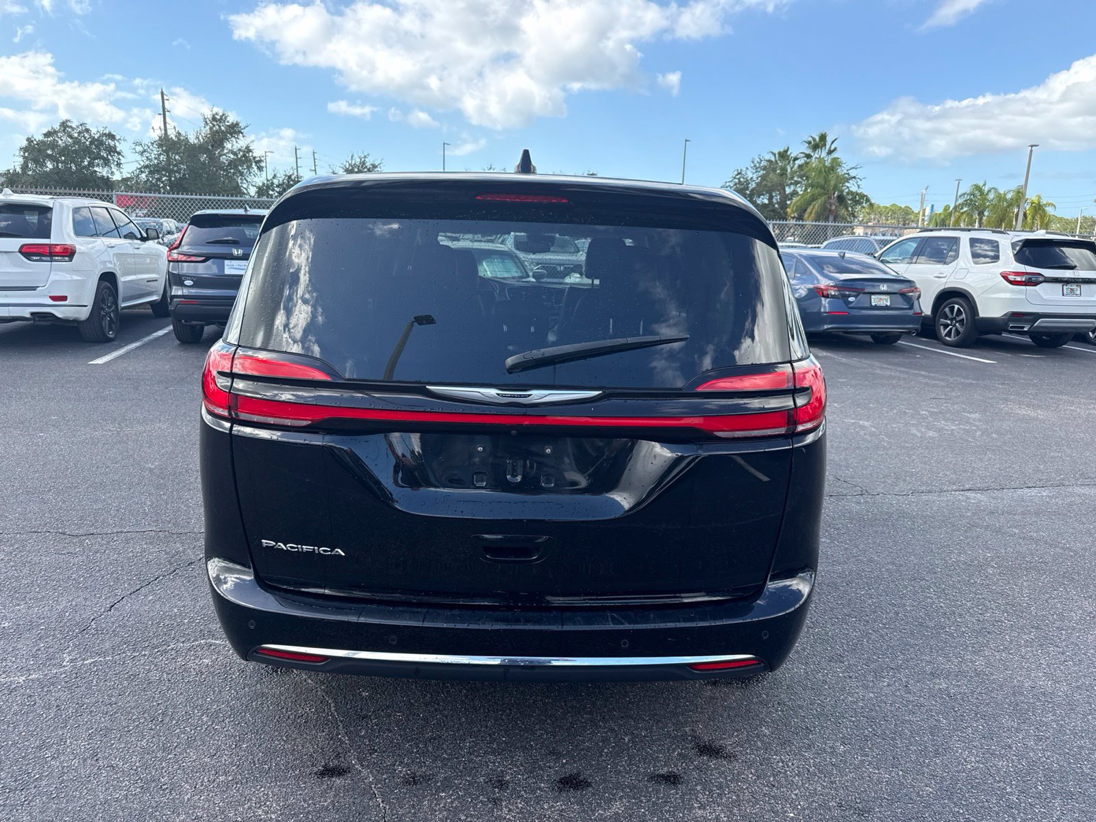 Used 2024 Chrysler Pacifica Touring-L FWD image 6