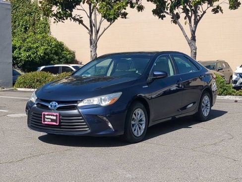 Used 2015 Toyota Camry LE image 1