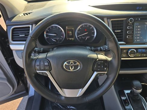 Used 2017 Toyota Highlander XLE image 31