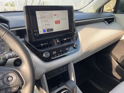 Used 2025 Toyota Corolla Cross LE image 8