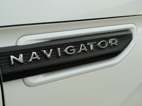 Used 2024 Lincoln Navigator Premiere AWD/4WD image 9
