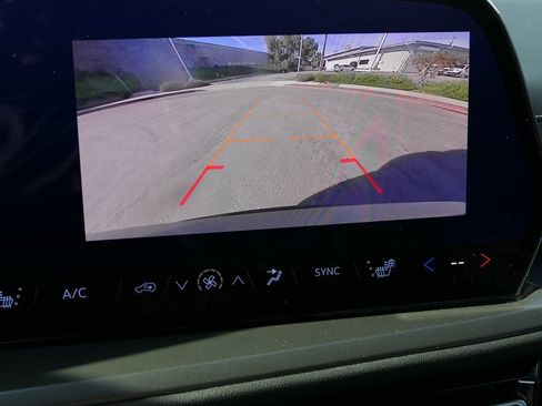 Used 2025 Chevrolet Traverse LT image 21