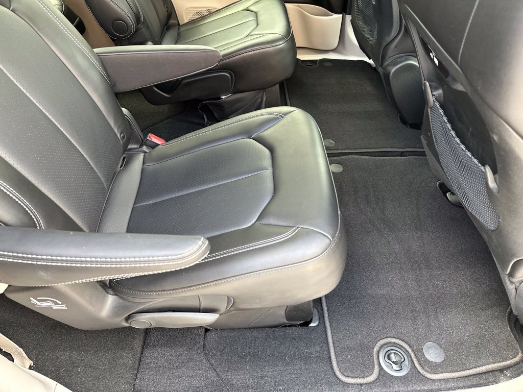 Used 2023 Chrysler Pacifica Touring-L AWD/4WD image 19