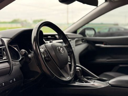 Used 2019 Toyota Camry SE w/ Carpet Mat Package image 18