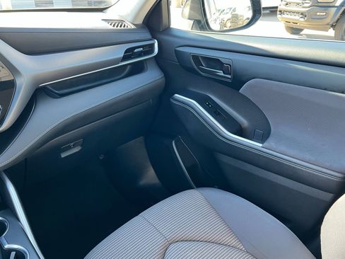 Used 2024 Toyota Highlander LE image 11