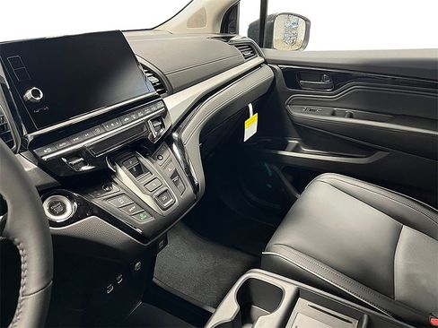 New 2026 Honda Odyssey Touring image 18