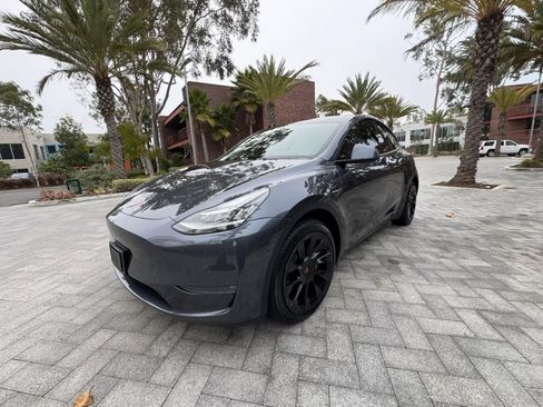 Used 2024 Tesla Model Y Long Range AWD/4WD image 3