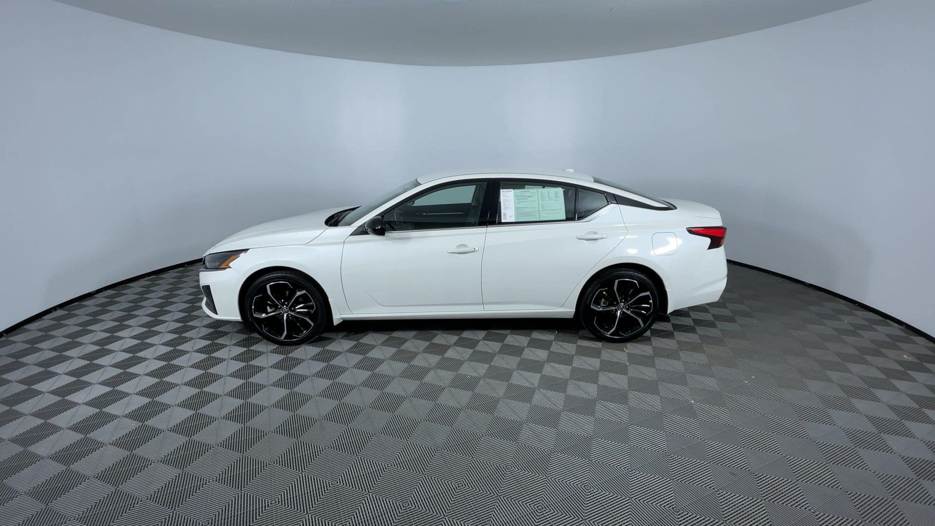 Certified 2025 Nissan Altima 2.5 SR AWD/4WD image 5